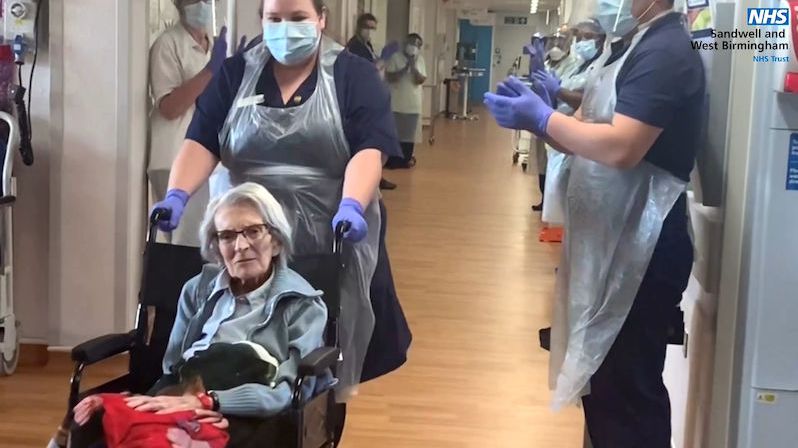106letá Britka se zotavila z covidu-19. Personál nemocnice aplaudoval